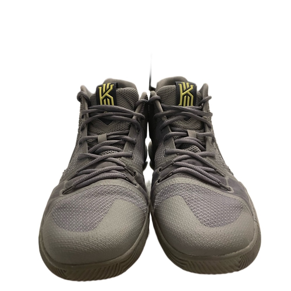 Kyrie’s 3 Cool grey size 13